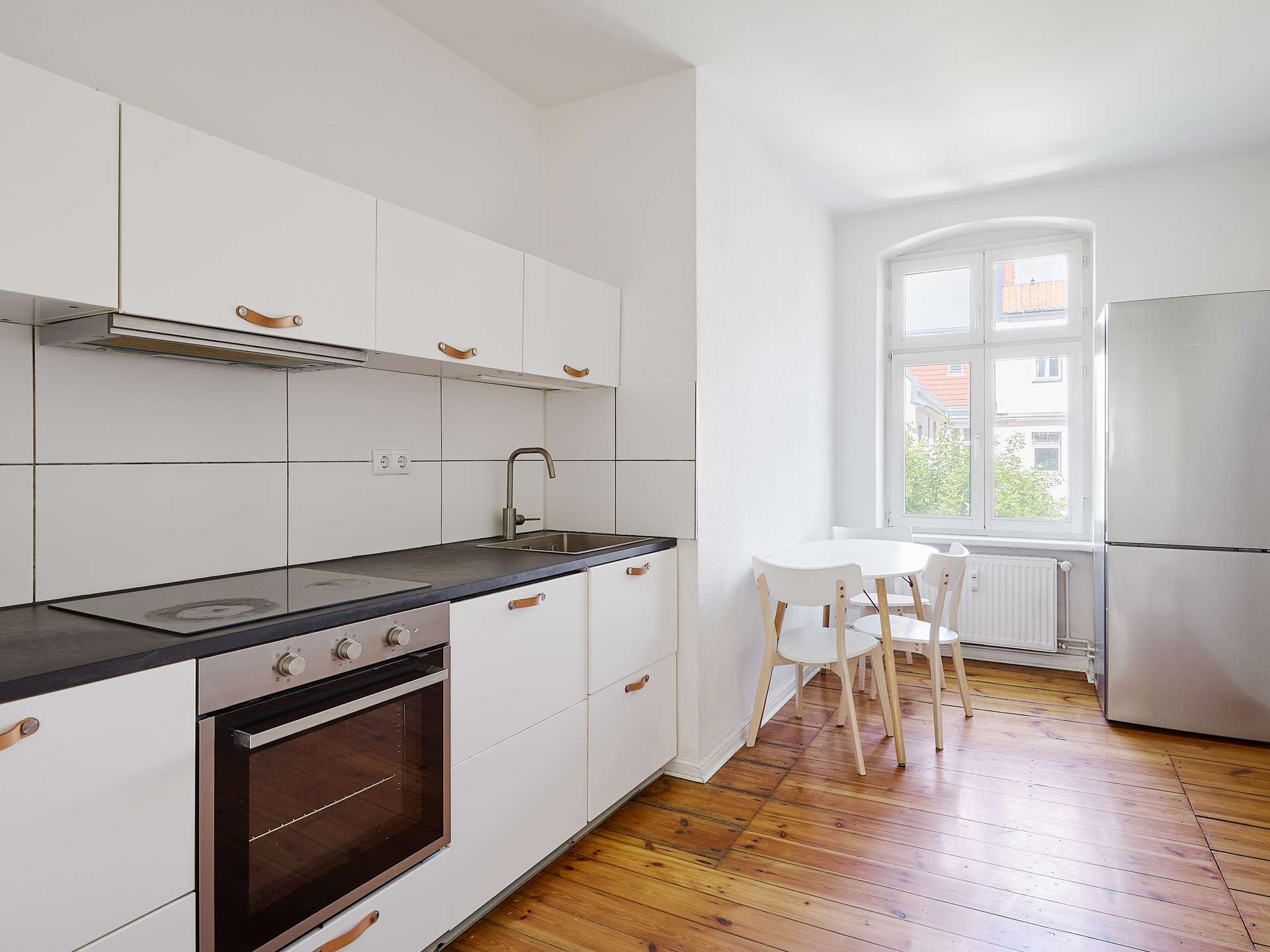Klassische 2-Zimmer-Altbauwohnung mit großzügigem Wohnbereich und Dielenboden – Berlin – Vorschaubild 3