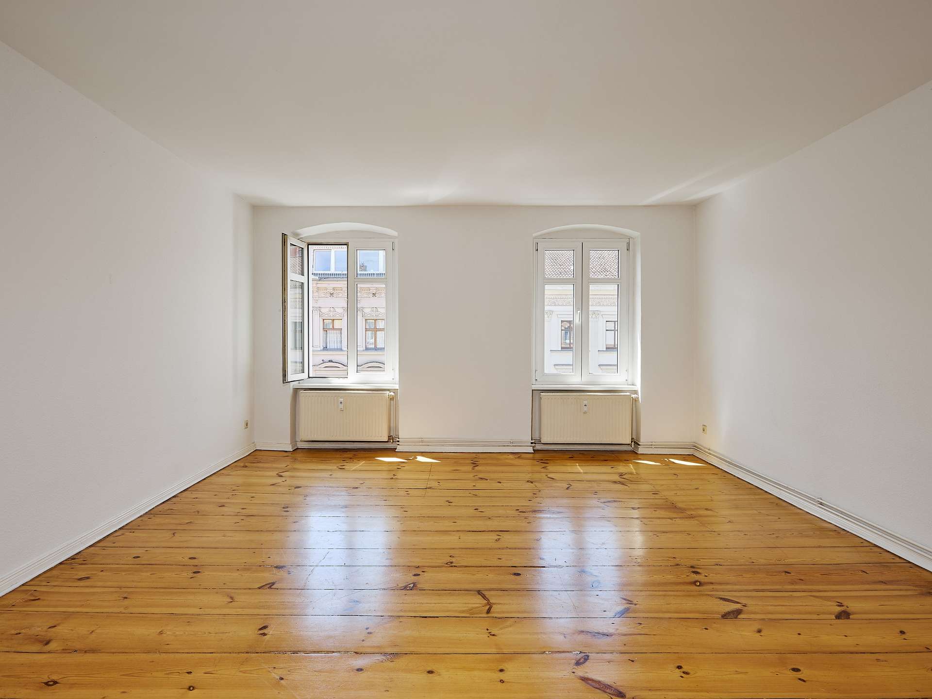 Leben in Kreuzberg: Stilvolle 2-Zimmer-Altbauwohnung mit großzügigem Grundriss – Berlin – Bild 1 von 8