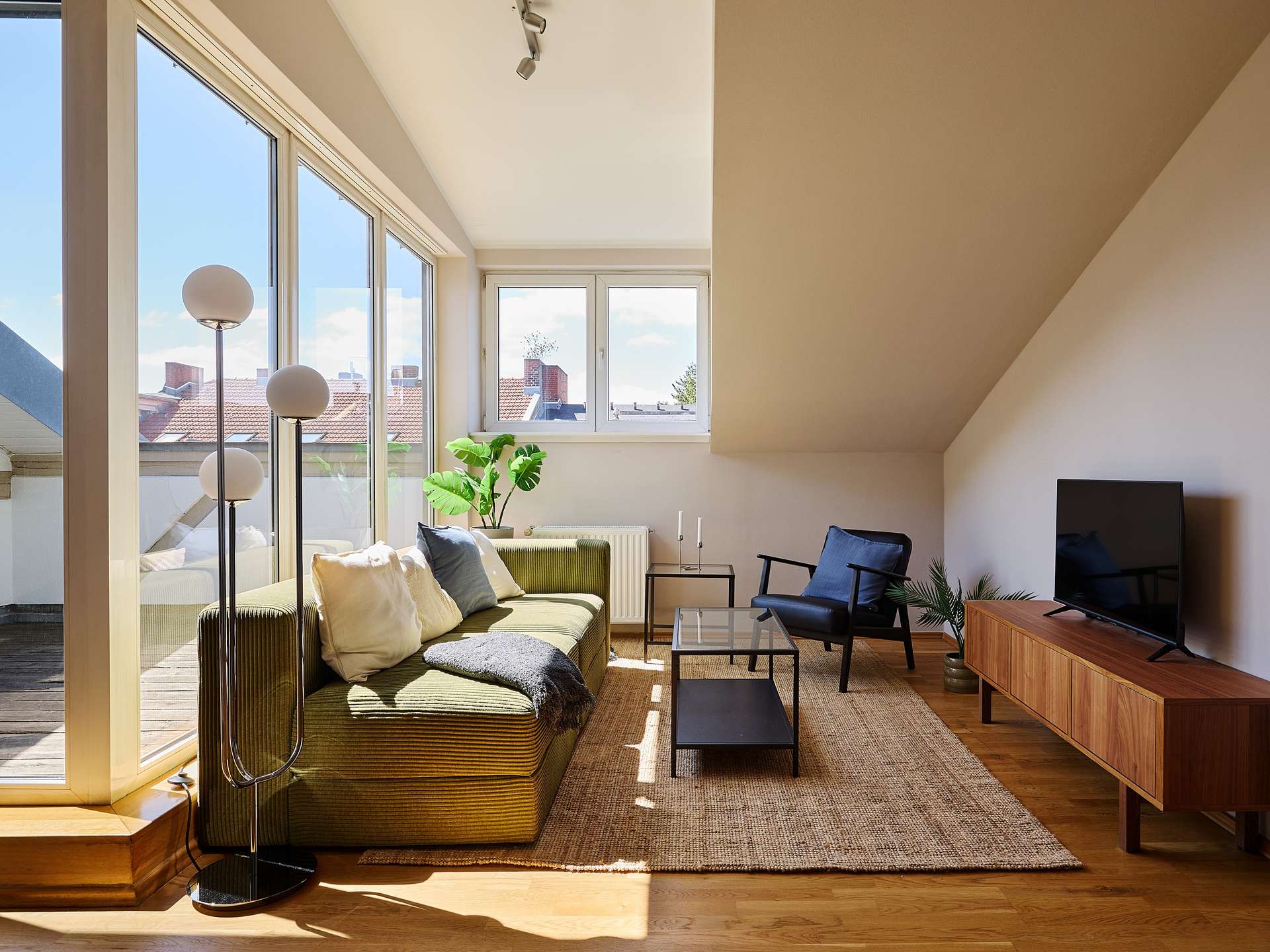 Kompakte Dachgeschosswohnung mit Terrasse und weitem Blick im Wrangelkiez