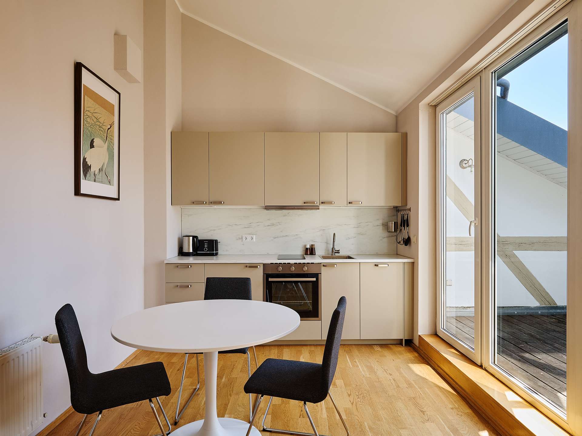 Kompakte Dachgeschosswohnung mit Terrasse und weitem Blick im Wrangelkiez – Berlin – Vorschaubild 2
