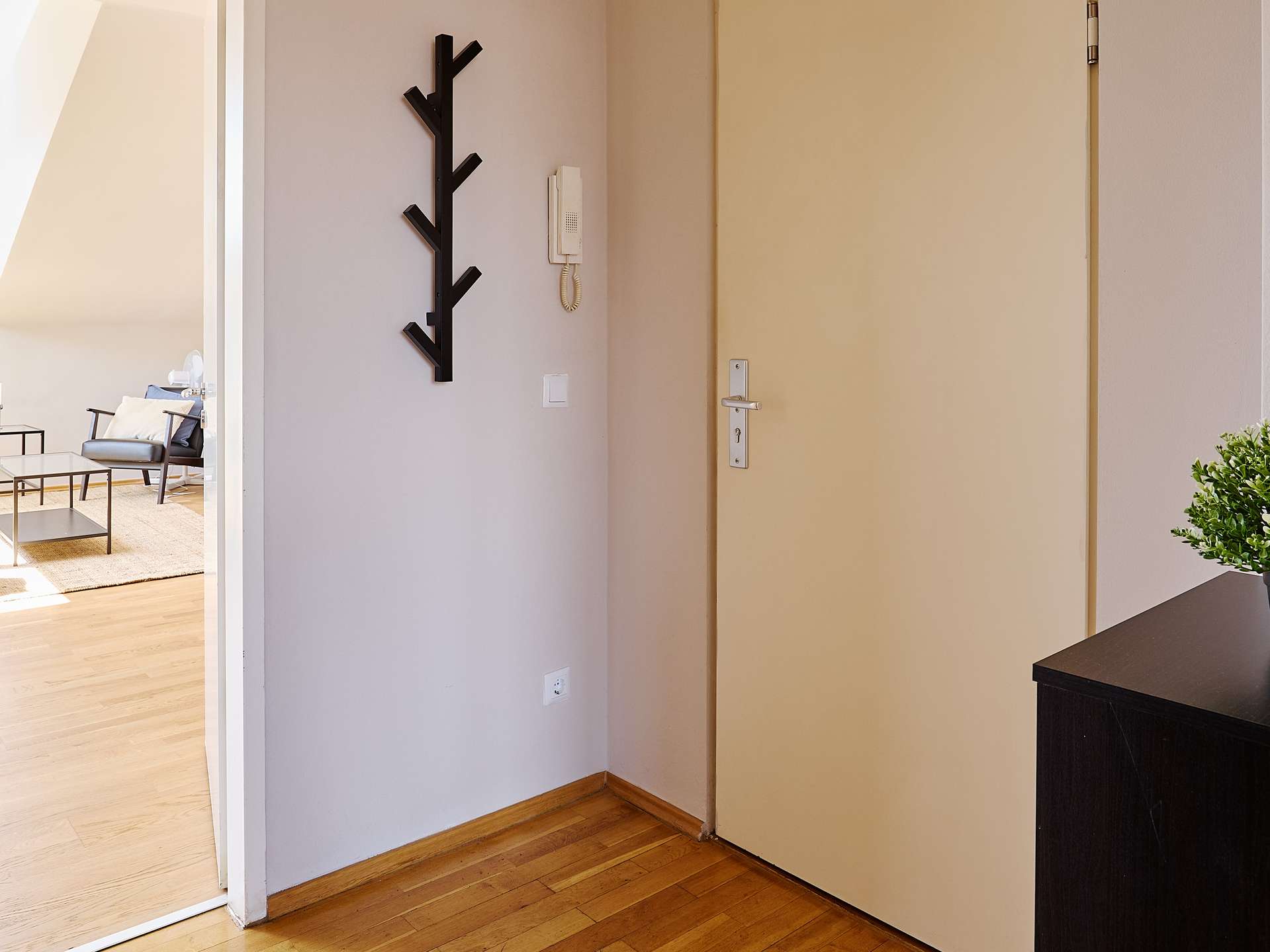 Kompakte Dachgeschosswohnung mit Terrasse und weitem Blick im Wrangelkiez – Berlin – Vorschaubild 10