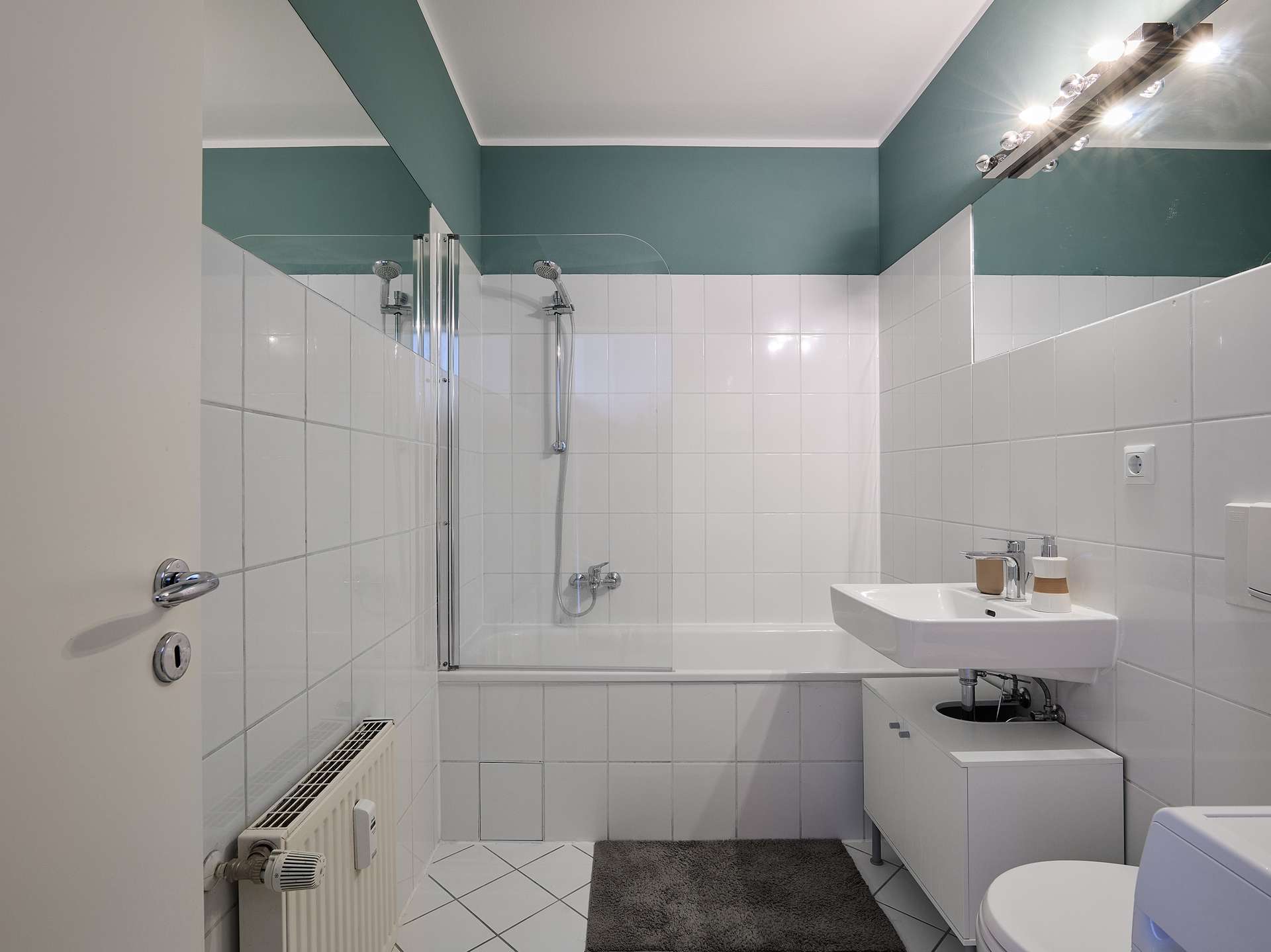 Kompakte Dachgeschosswohnung mit Terrasse und weitem Blick im Wrangelkiez – Berlin – Vorschaubild 11