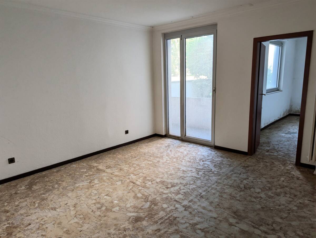 Freie Erdgeschosswohnung mit Balkon in Pempelfort ! Sanierungsprojekt für Handwerker & Investoren – Düsseldorf – Vorschaubild 5