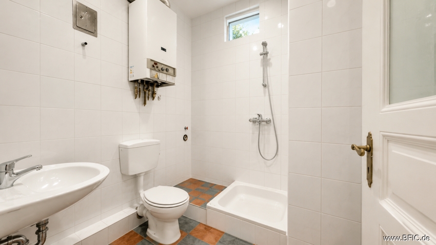 Bezugsfreies, großzügiges Altbau-Apartment im aufstrebenden Afrikanischen Viertel – Berlin Wedding – Vorschaubild 9
