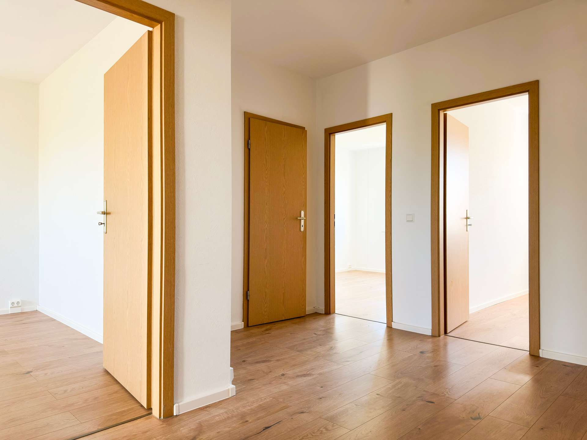 bezugsfrei: ruhige Lage | Südostbalkon | Aufzug | Fernwärme | Blick ins Grüne – Leipzig – Vorschaubild 4