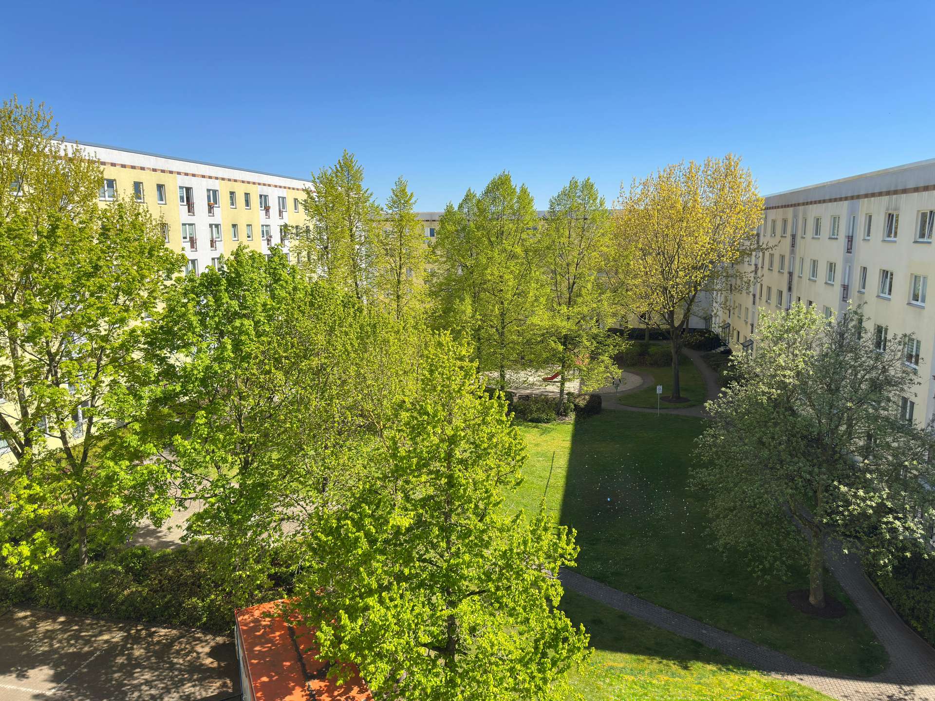 bezugsfrei: ruhige Lage | Südostbalkon | Aufzug | Fernwärme | Blick ins Grüne – Leipzig – Vorschaubild 10