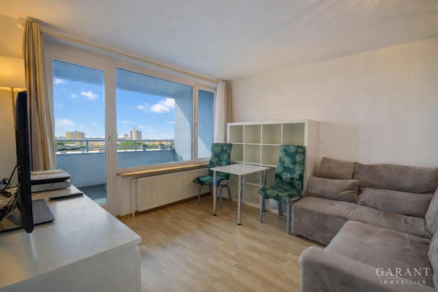 Helle 2,5 Zimmer-Wohnung mit Westbalkon und Weitblick – 80935 München – Bild 1 von 6