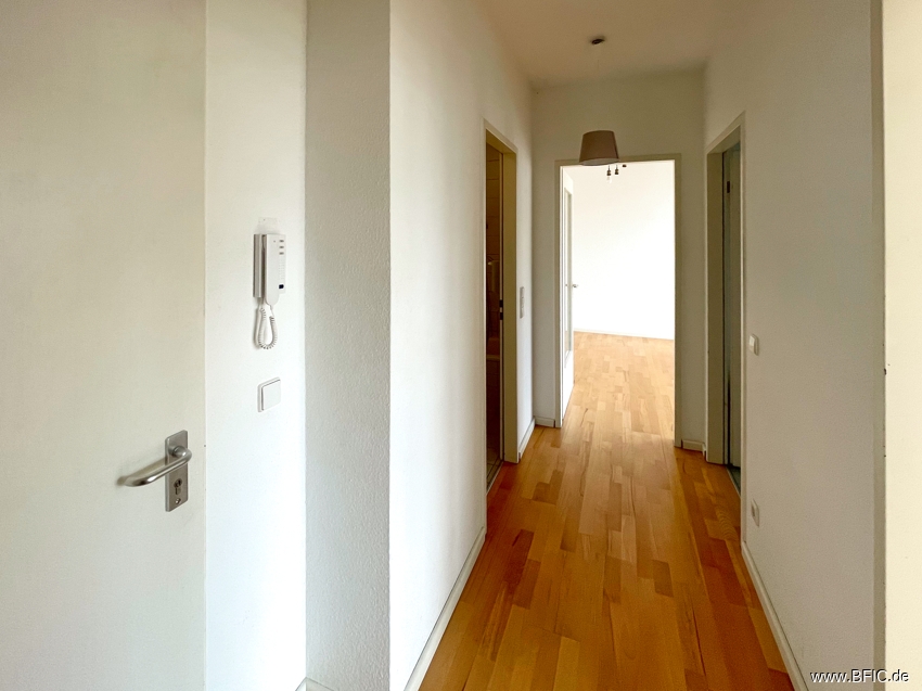 für 2 Jahre ab Oktober: zentrale 2 Zimmer, Balkon im 6. OG, möbliert möglich – 10117 Berlin – Vorschaubild 2