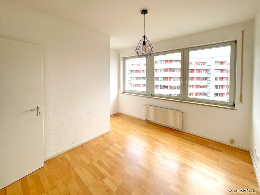 für 2 Jahre ab Oktober: zentrale 2 Zimmer, Balkon im 6. OG, möbliert möglich – 10117 Berlin – Vorschaubild 5