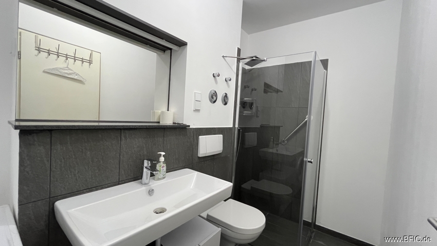 für 2 Jahre ab Oktober: zentrale 2 Zimmer, Balkon im 6. OG, möbliert möglich – 10117 Berlin – Vorschaubild 15