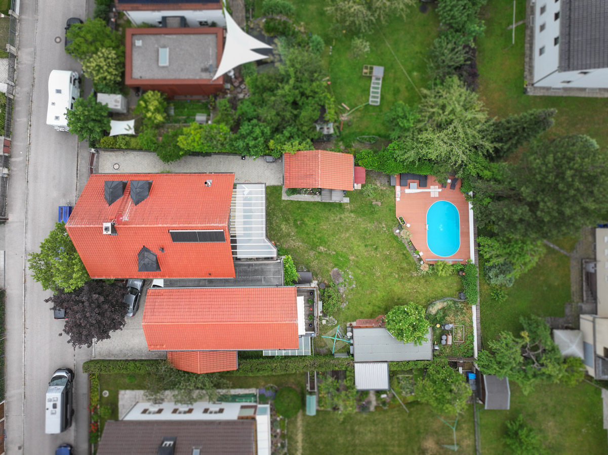 Seltene Gelegenheit in München-Allach: Fünfparteienhaus mit traumhaftem Grundstück, Pool und Garten
