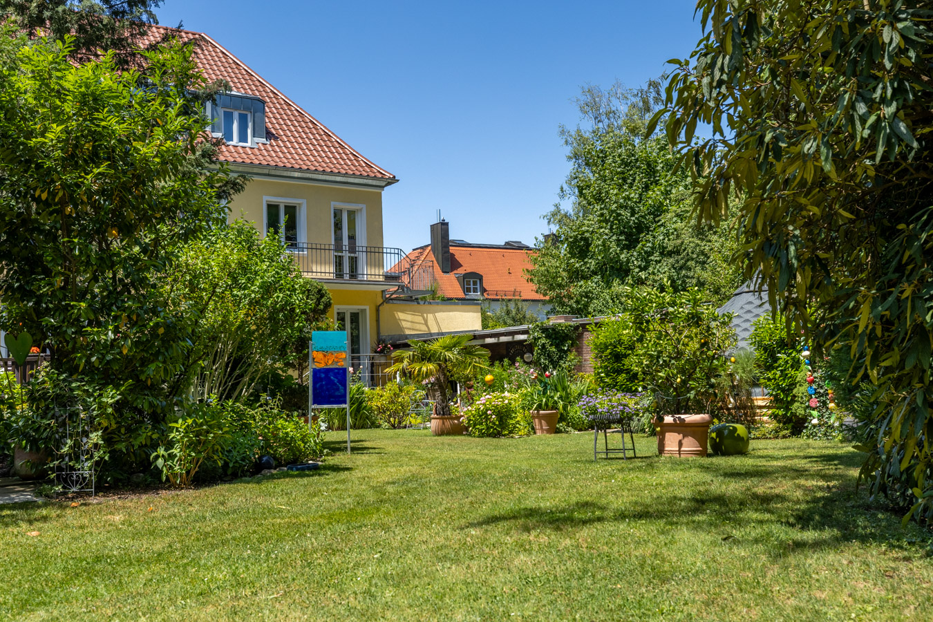 Ein zauberhaftes und vielseitiges Haus in Spitzenlage direkt am Grüngürtel und Engl. Garten – 80805 München – Vorschaubild 3