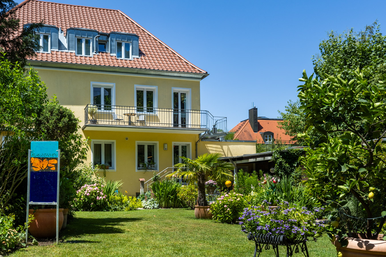 Ein zauberhaftes und vielseitiges Haus in Spitzenlage direkt am Grüngürtel und Engl. Garten – 80805 München – Vorschaubild 23