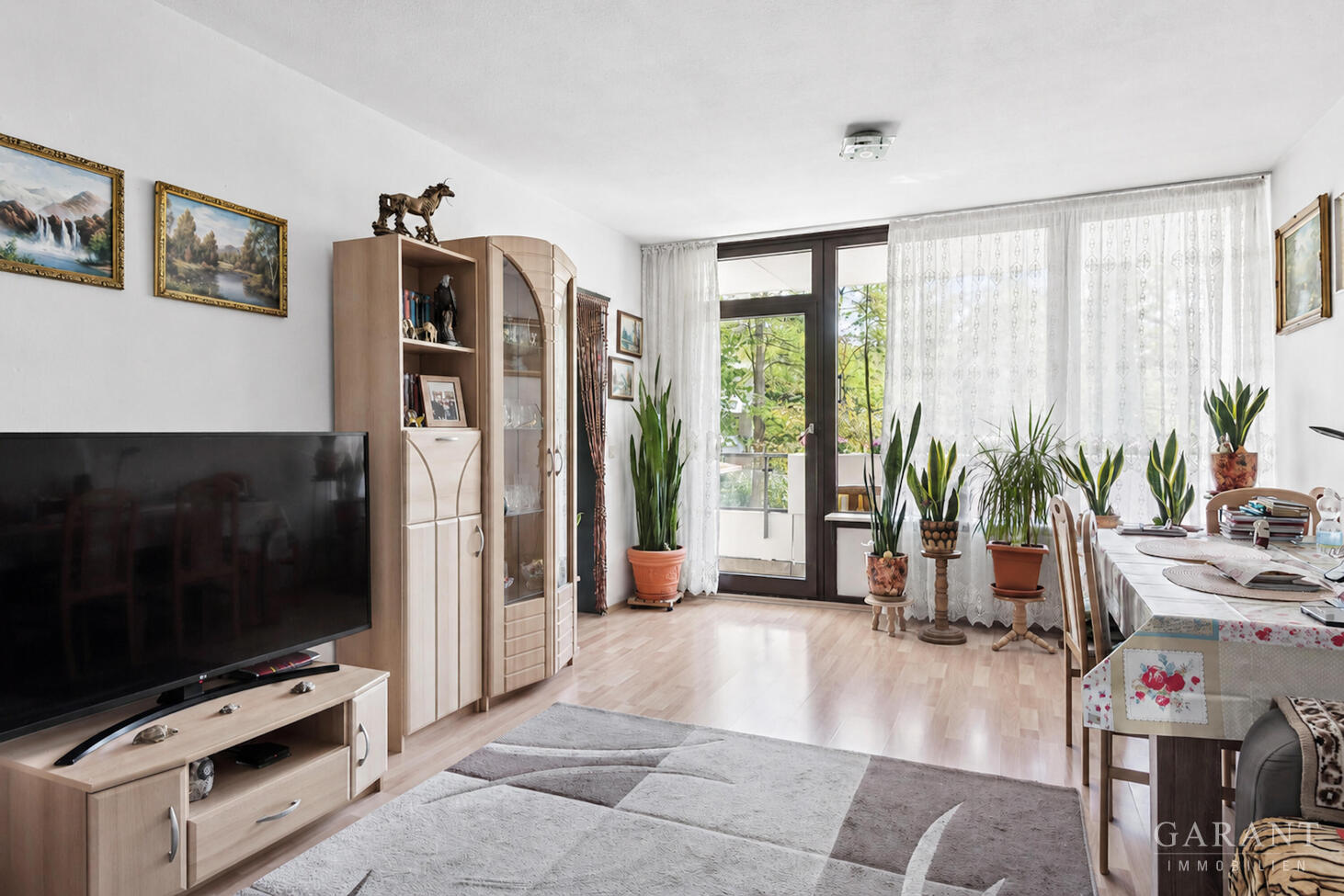 Vermietete 2-Zimmer-Wohnung mit großzügigem Süd/Ost-Balkon und Tiefgaragenstellplatz – 81739 München – Vorschaubild 2
