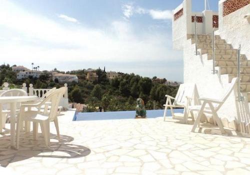 _ Südliche Sonnenterrasse und Pool (2)