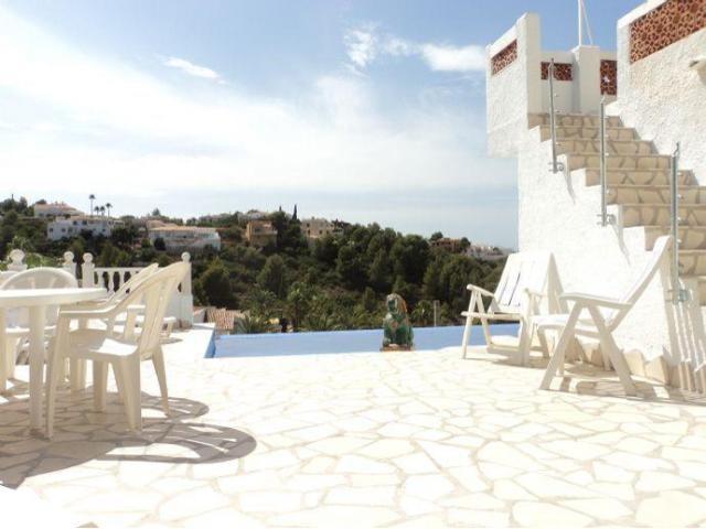 _ Südliche Sonnenterrasse und Pool (2)