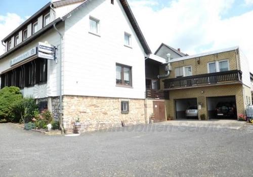 Hofansicht mit Garage