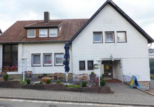 Frontansicht mit Biergarten