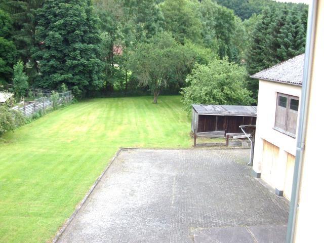 DIE GROSSZÜGIGE ZUFAHRT ZU DEN GARAGEN !!