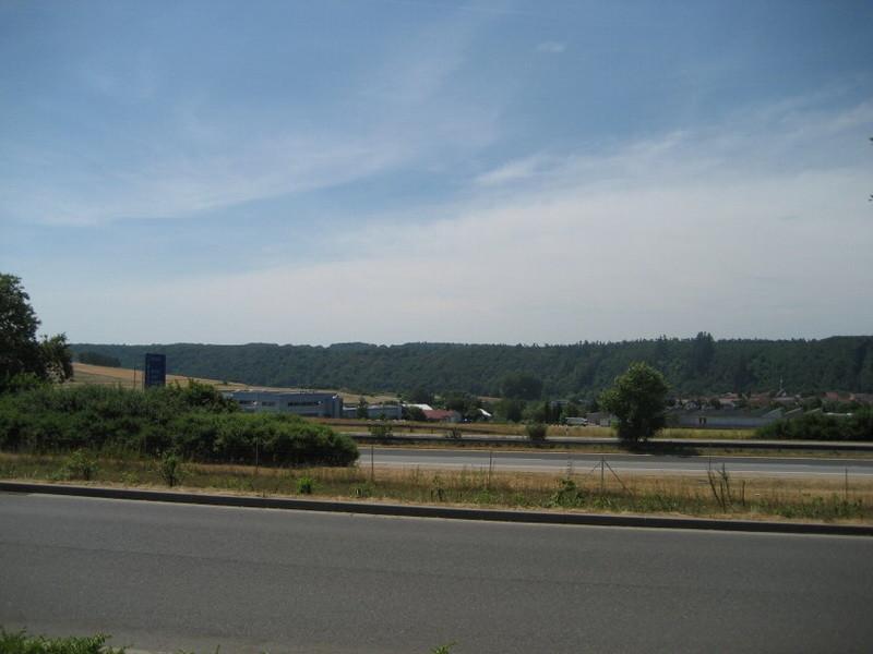 Erschließungsstraße und Grundstück aus Richtung Zu