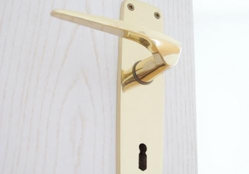 hochwertige Türbeschläge und Drückergarnitur