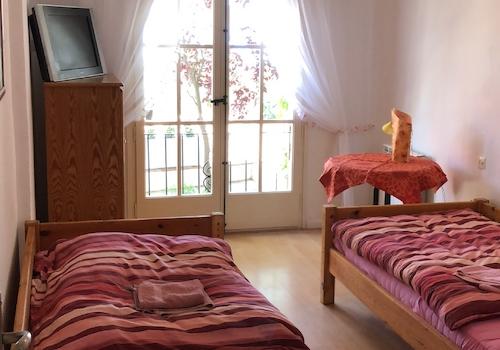 Schlafzimmer mit 2 Einzelbetten je 90cm