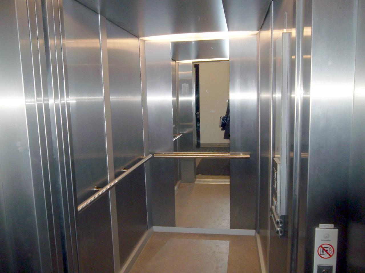 Aufzug - straßenseitig