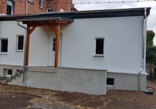 Anbau mit Rampe und Seiteneingang