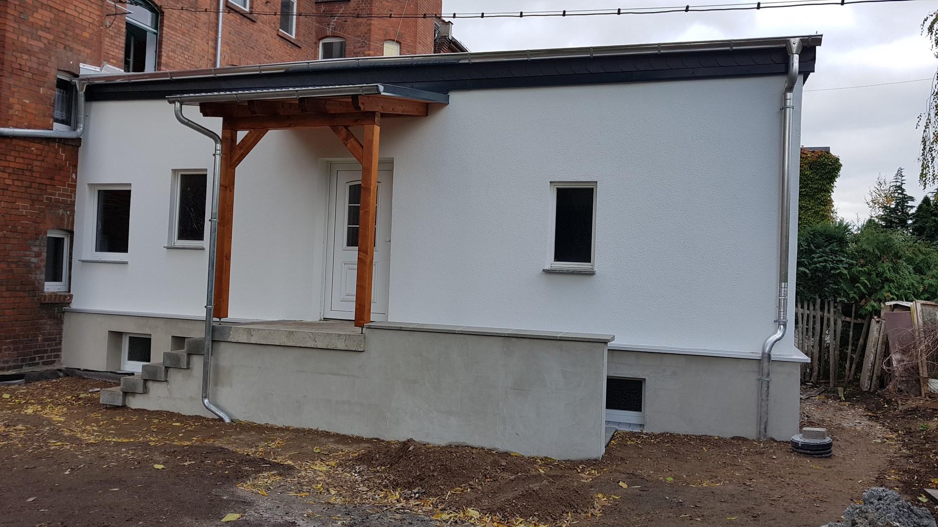 Anbau mit Rampe und Seiteneingang