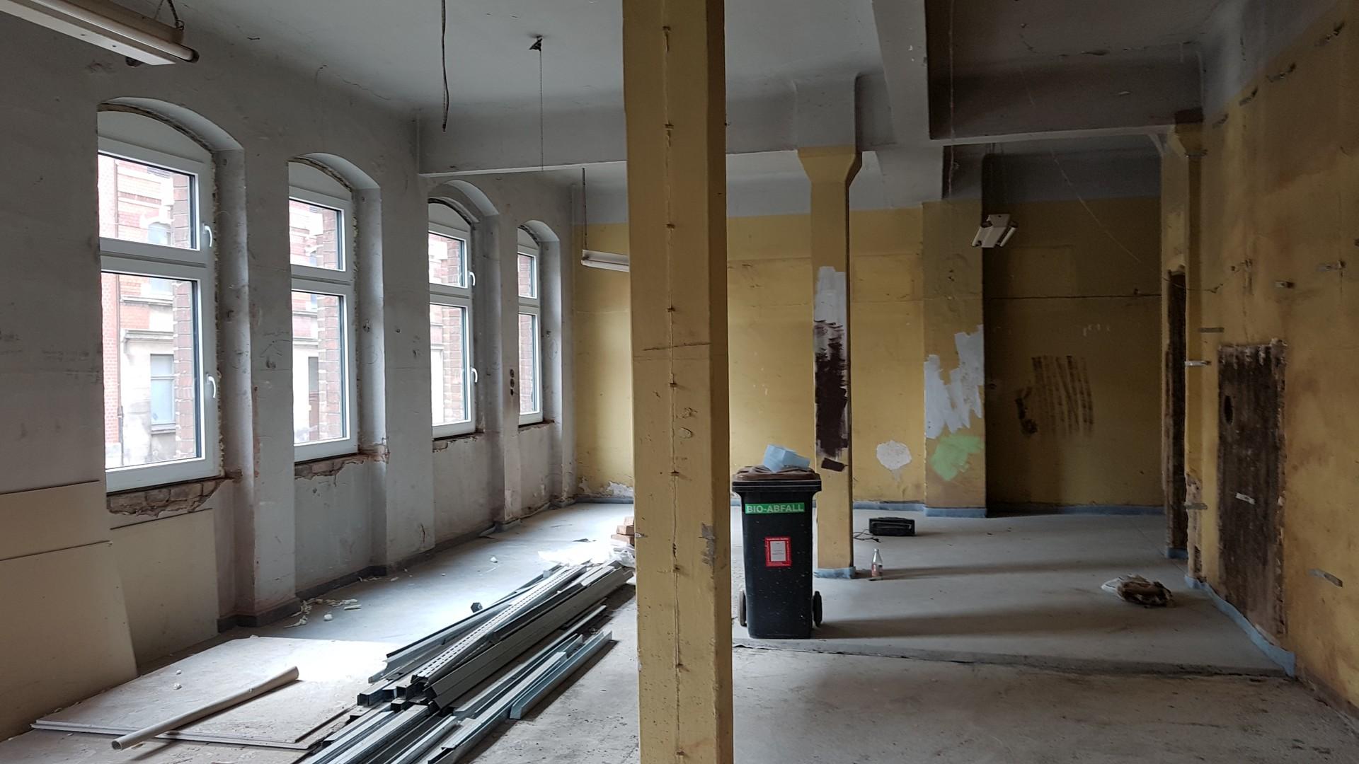 großer Raum Straßenseite