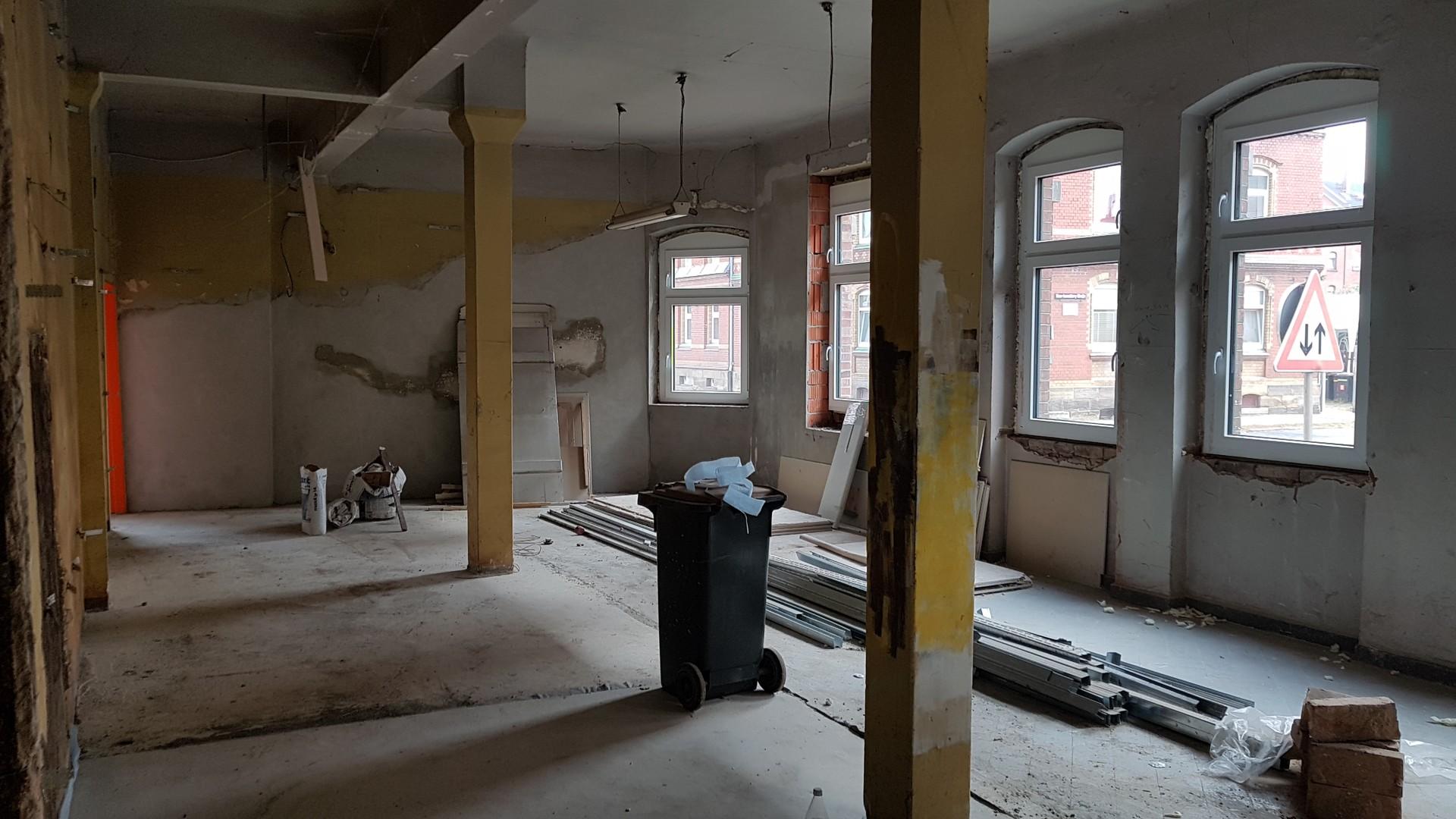 großer Raum Straßenseite