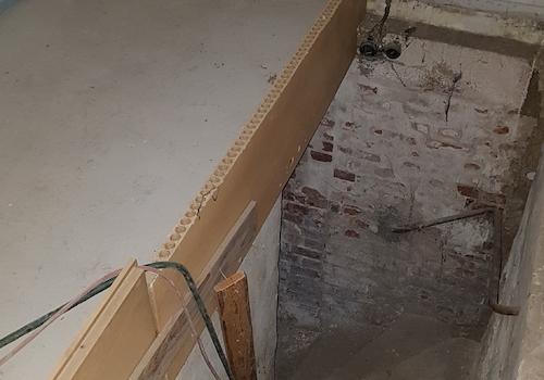 Durchgangsbereich mit Kellertreppe