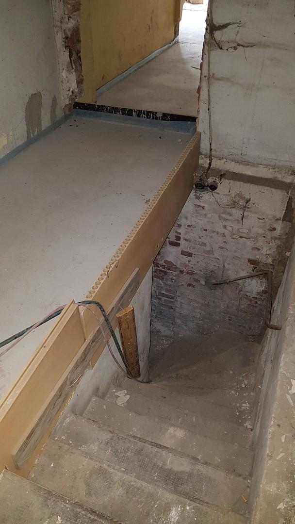 Durchgangsbereich mit Kellertreppe