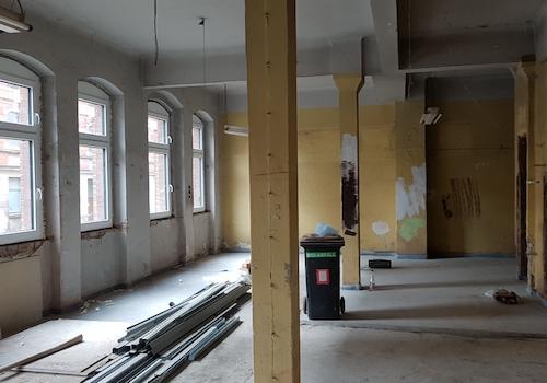 großer Raum Straßenseite