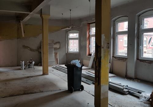 großer Raum Straßenseite