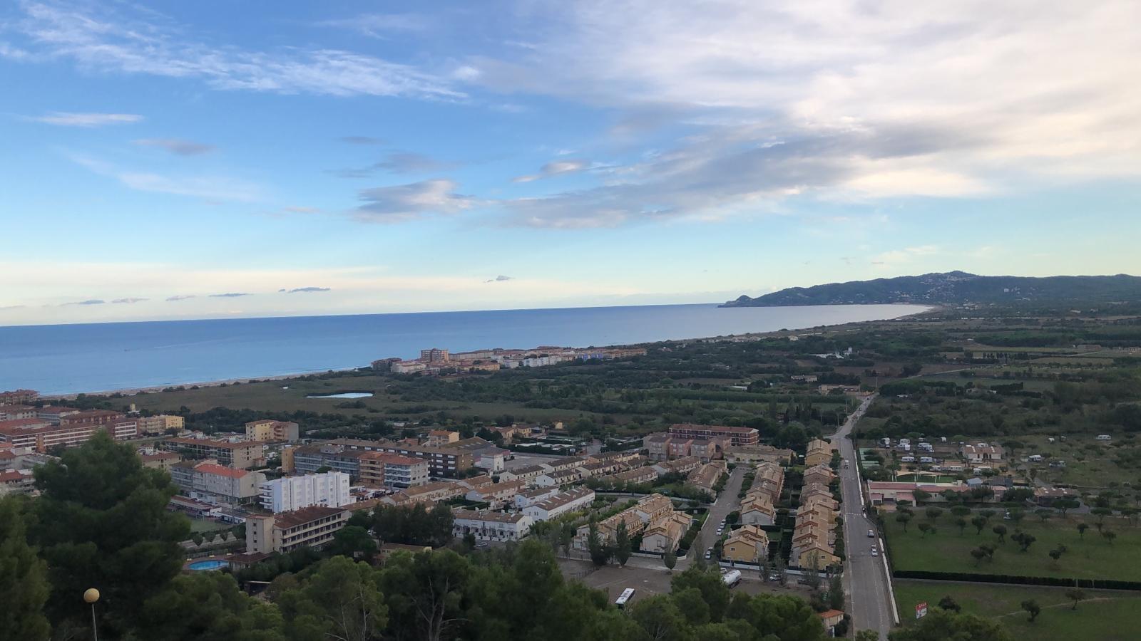 Blick auf den Strand und dem Naturreservat Ter Vell. Ein geschütztes Feuchtgebiet wo sich viele, seltene Vogelarten beobachten lassen.