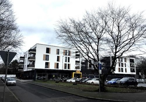 mit vorgelagertem Parkplatz