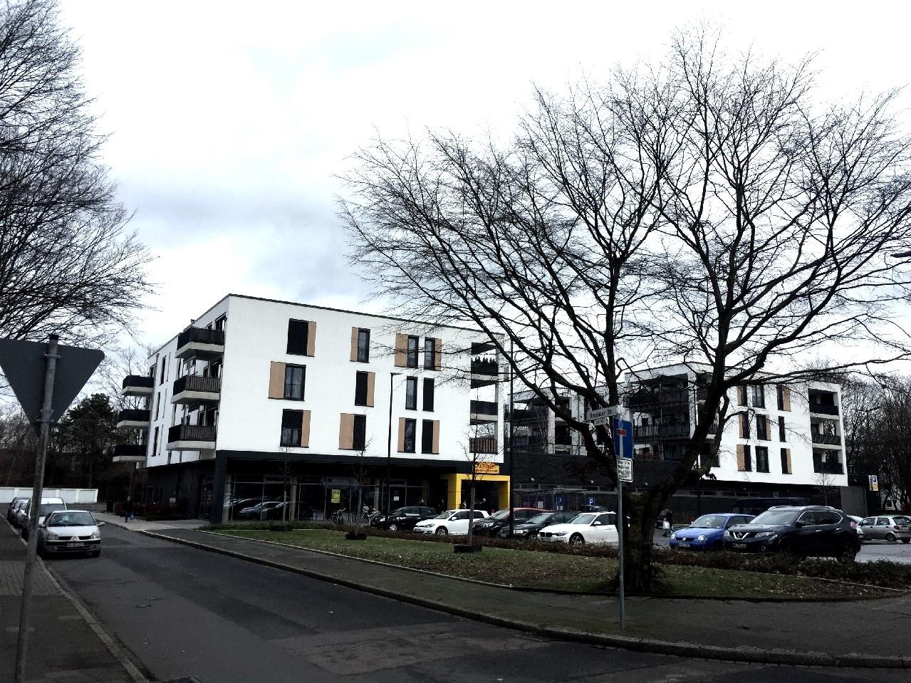 mit vorgelagertem Parkplatz