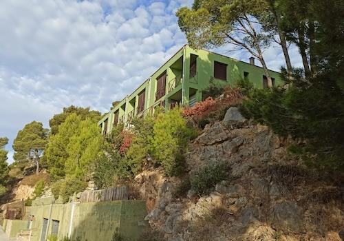 Gebäudeansicht von der Zufahrtsstraße 