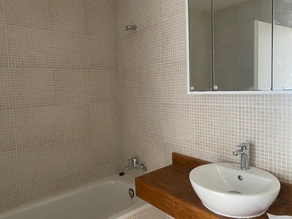 Bad mit Wanne ein weiteres Bad mit Dusche