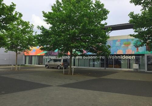 vorgelagerter Parkplatz