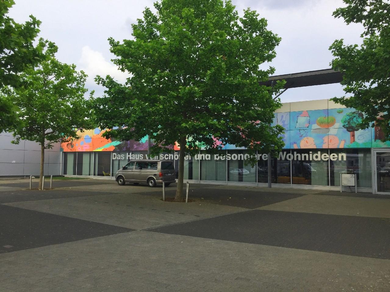vorgelagerter Parkplatz