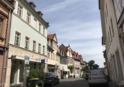 Hausansicht mit Umgebung