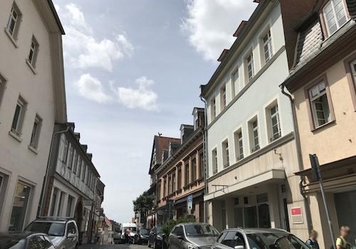 Hausansicht mit Umgebung