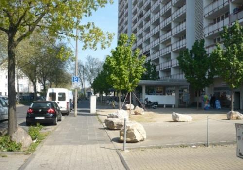 Umgebung mit Ladenzeile