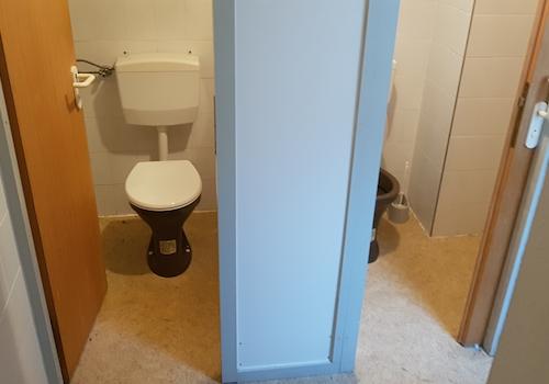 doppelte Toilettenanlage