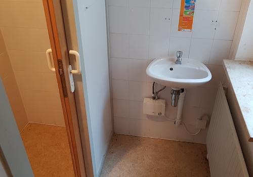 Toilettenanlage mit Fenster