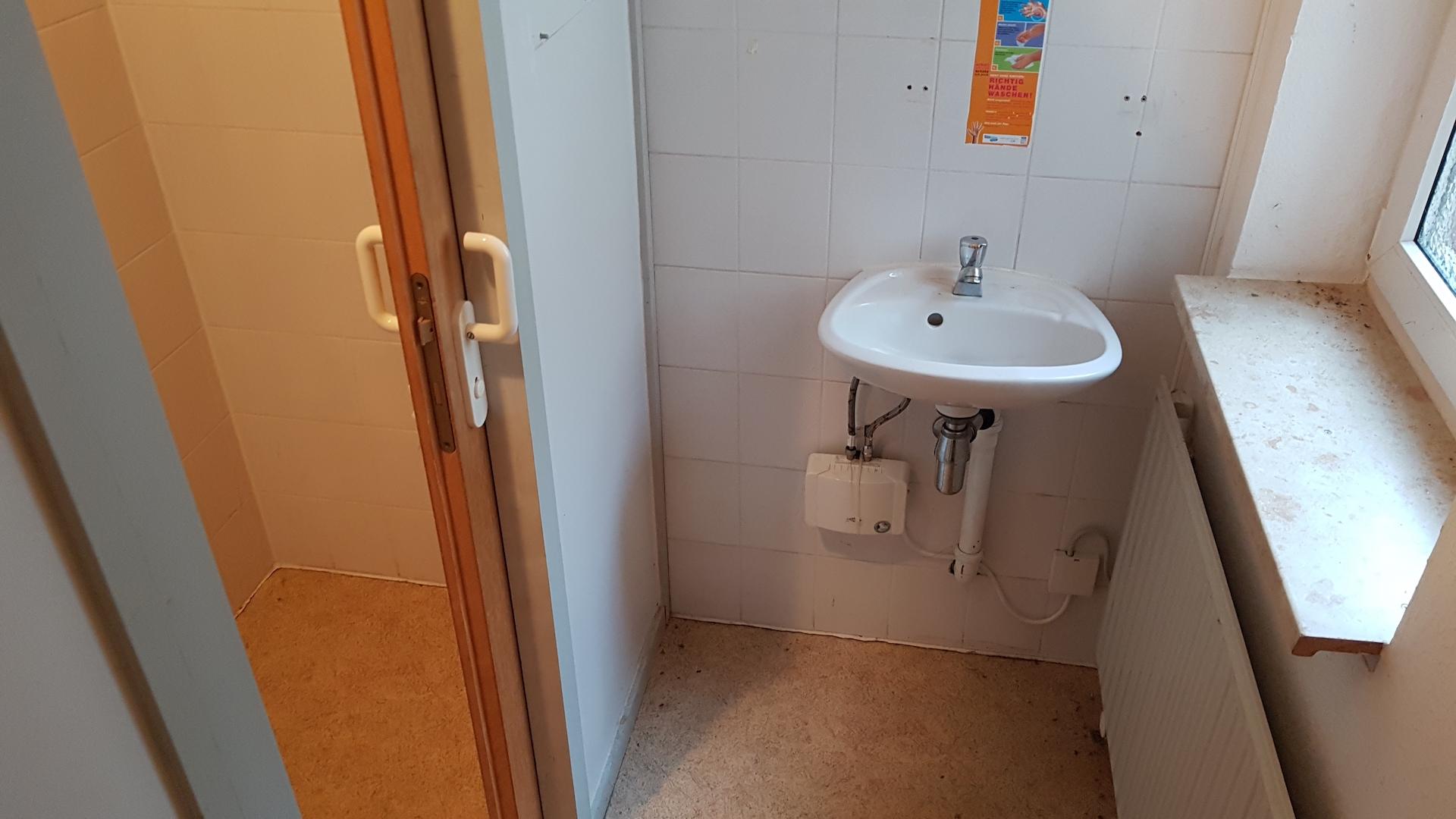 Toilettenanlage mit Fenster