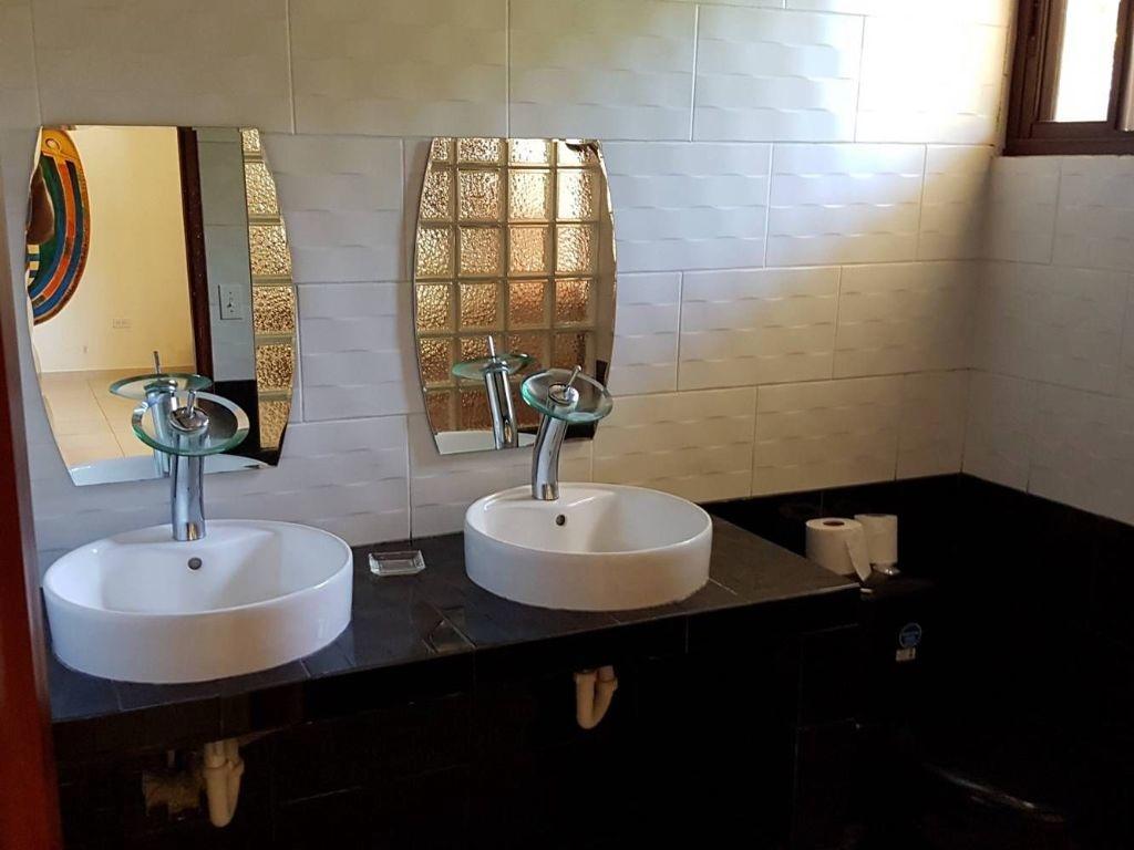 ZIMMER MIT 2 WASCHBECKEN