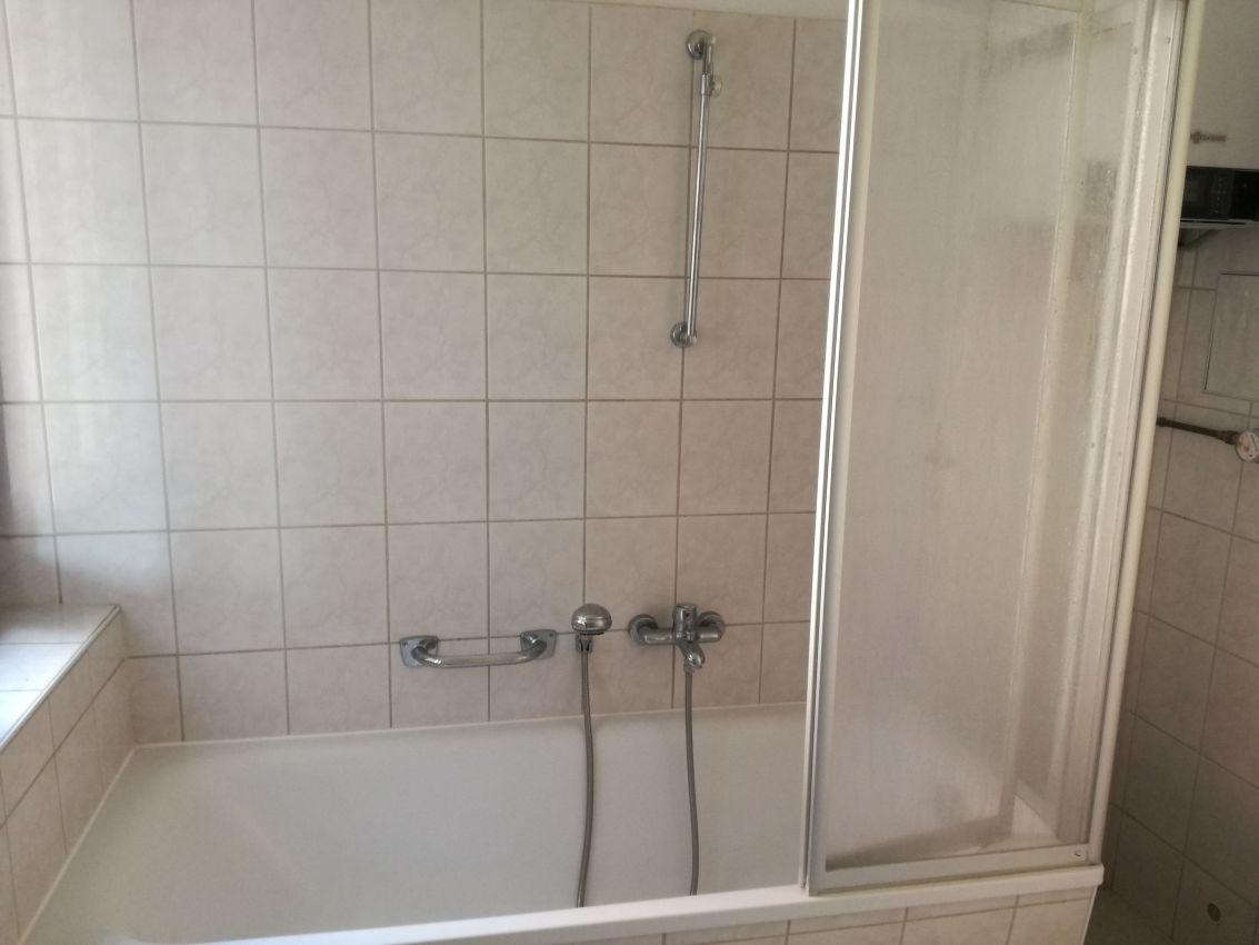 Bad mit Wanne u. Gastherme